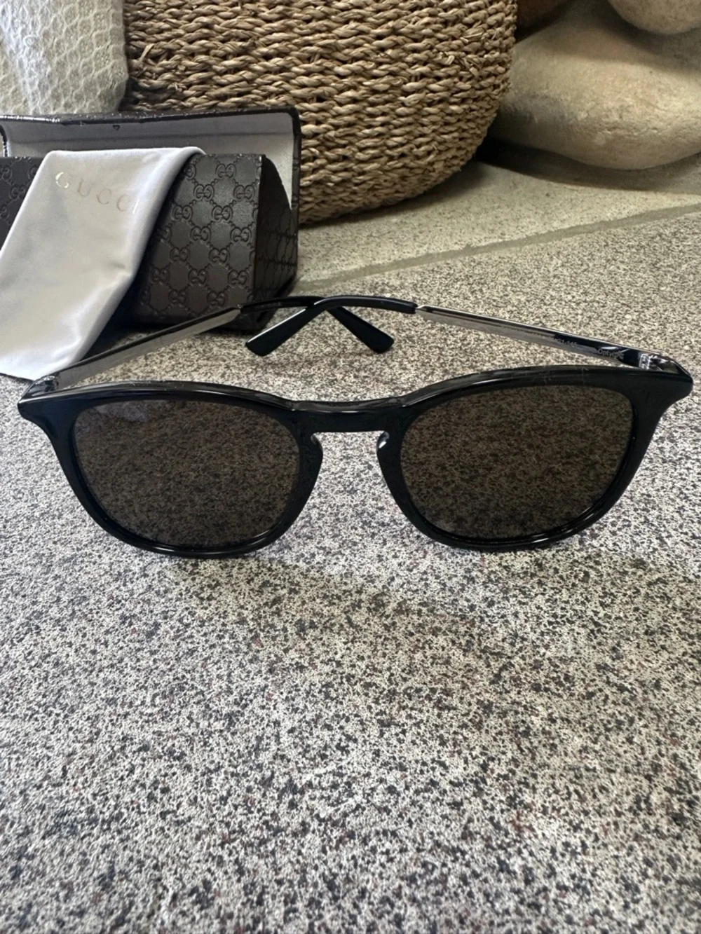 Gucci Black Oversized unisex Sunglasses with Dark Lenses - Picture 3 of 9